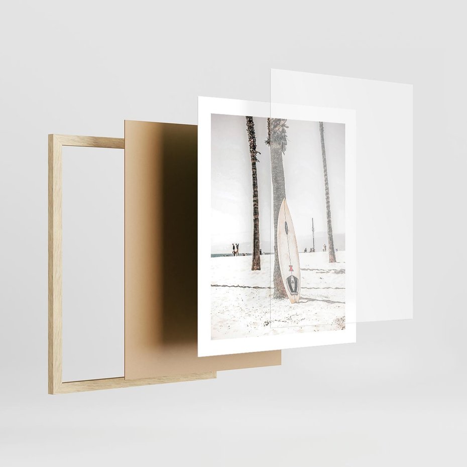 Plakat w ramie 40x50 - Plażowy Relaks - deska surfingowa, oparta o palmę - rama drewno