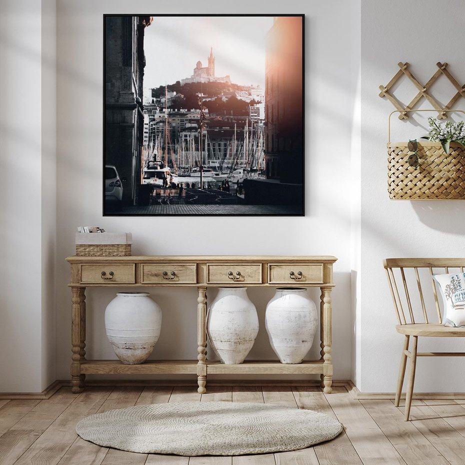 Obraz w ramie 50x50 - Światło Portowe - czarno białe zdjecie, uliczka w nadmorskim mieście - rama czarna