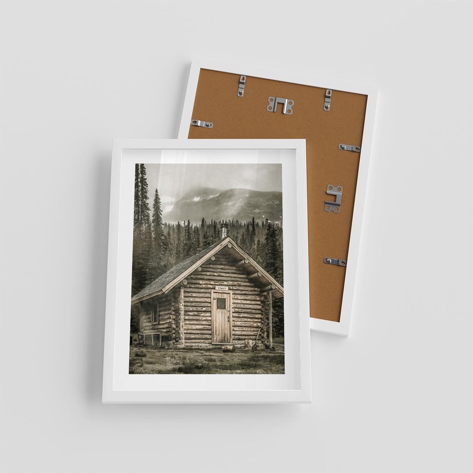 Plakat w ramie 30x40 - Urok Drewnianej Chatki w Górach - chatka w górach, drewniany domek - rama biała