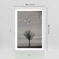 Plakat w ramie 50x70 - Samotne Drzewo - samotne drzewo w polu, czarno białe zdjęcie - rama biała