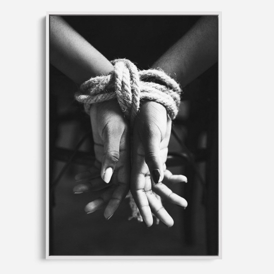 Obraz w ramie 70x100 - Splątane Uczucia - czarno biała fotografia, artystyczna - rama biała