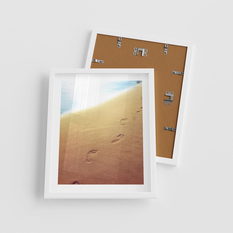 Plakat w ramie 40x50 - Ślad Przygody - ślady, stóp - rama biała