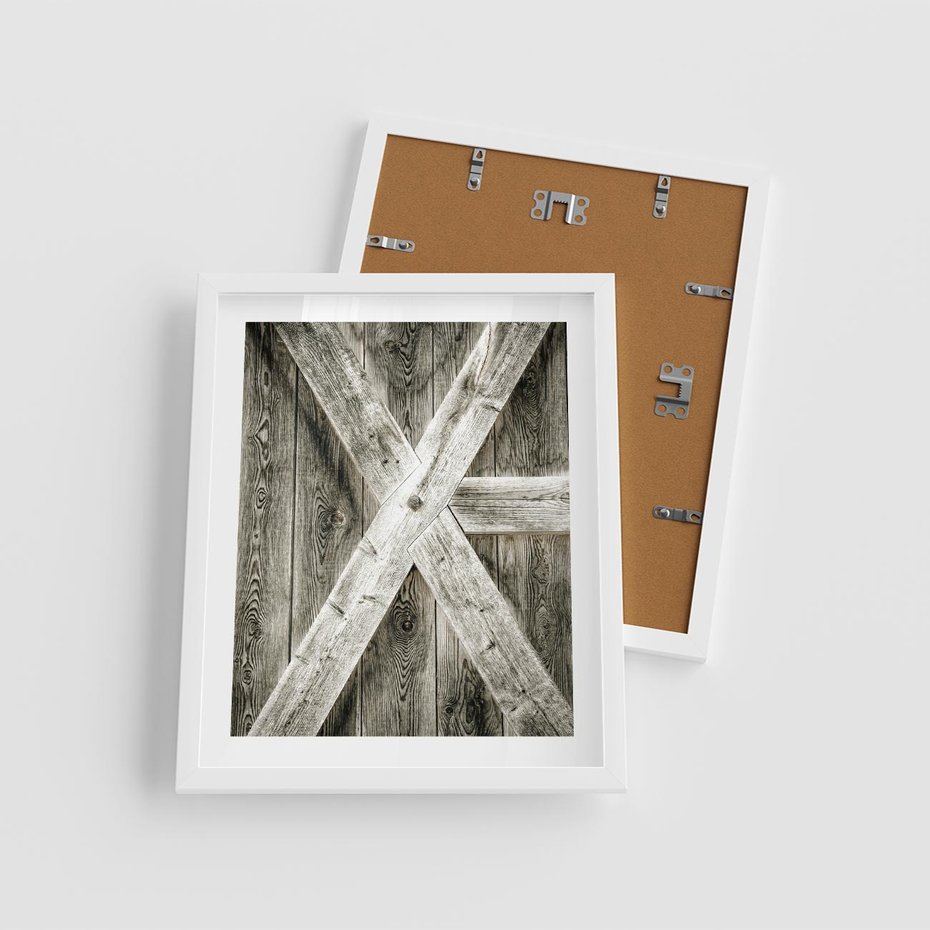 Plakat w ramie 40x50 - Drewniane Drzwi do Stodoły - stare drzwi do stodoły, drewniane - rama biała
