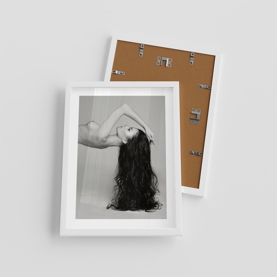 Plakat w ramie 30x40 - Piękno włosów kobiety w ruchu - włosy, piękno - rama biała