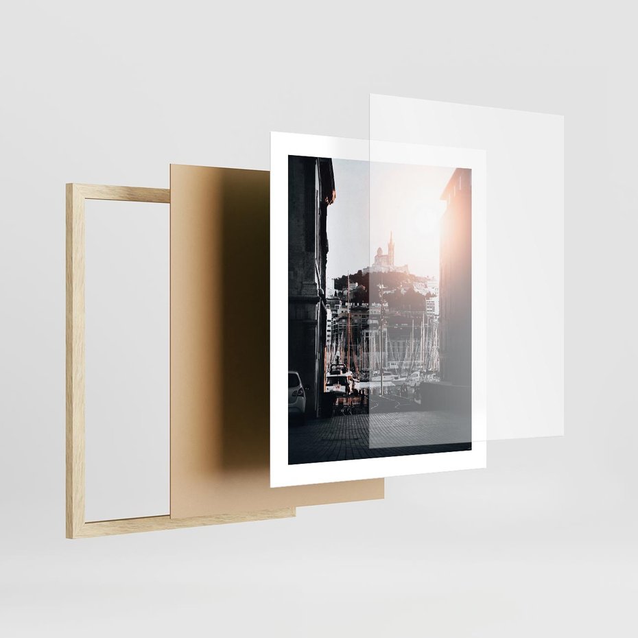 Plakat w ramie 40x50 - Światło Portowe - czarno białe zdjecie, uliczka w nadmorskim mieście - rama drewno