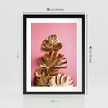 Plakat w ramie 30x40 - Złote Liście Monstery: Delikatność na Różowym Tle - złote liście monstery, różowe tło - rama czarna
