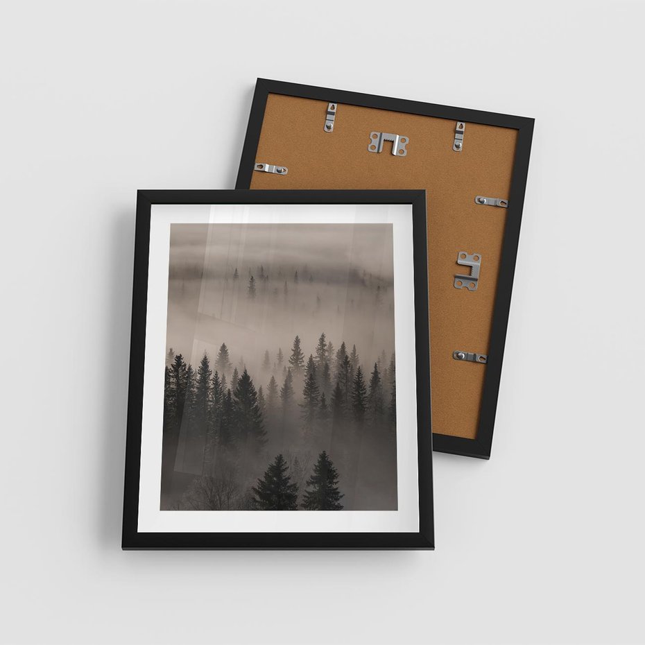 Plakat w ramie 40x50 - Mglista Opowieść Lasu - las, mgła - rama czarna