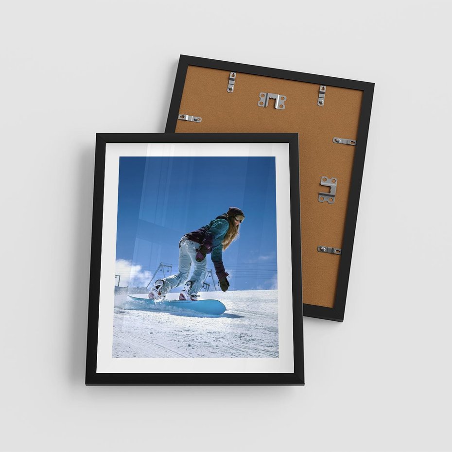 Plakat w ramie 40x50 - Snowboard na zimowych zboczach - snowboard, zima - rama czarna