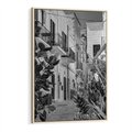 Obraz w ramie 70x100 - Nadmorska Uliczka - czarno białe zdjecie, uliczka w nadmorskim mieście - rama drewno