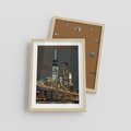 Plakat w ramie 30x40 - Miasto rozświetlone nocnym blaskiem - miasto, nocą - rama drewno