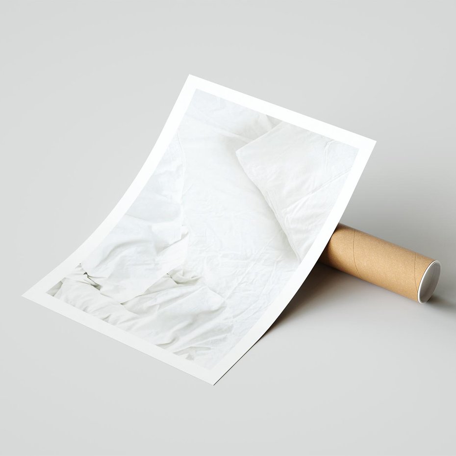 Plakat bez ramy 50x70 - Sztuka i Komfort - pościel, biała kołdra poduszka