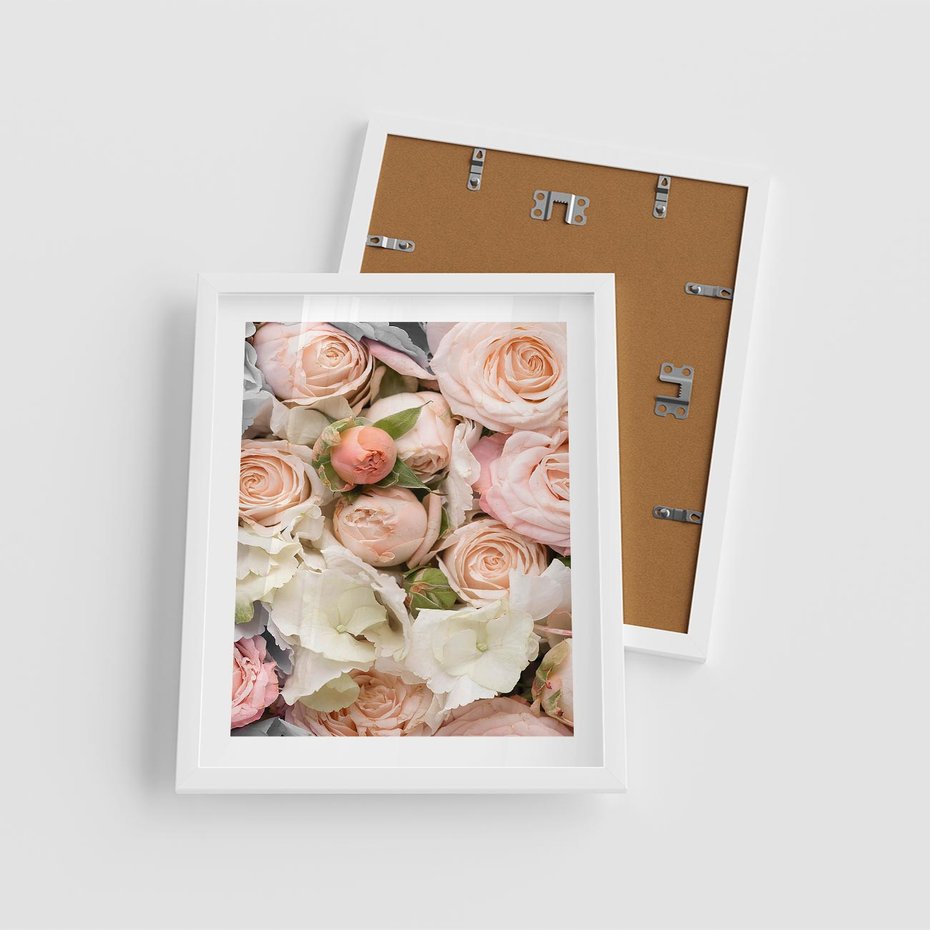 Plakat w ramie 40x50 - Kwiatowy Rarytas: Róże w Herbacianym Zbliżeniu - kwiaty, herbaciane - rama biała