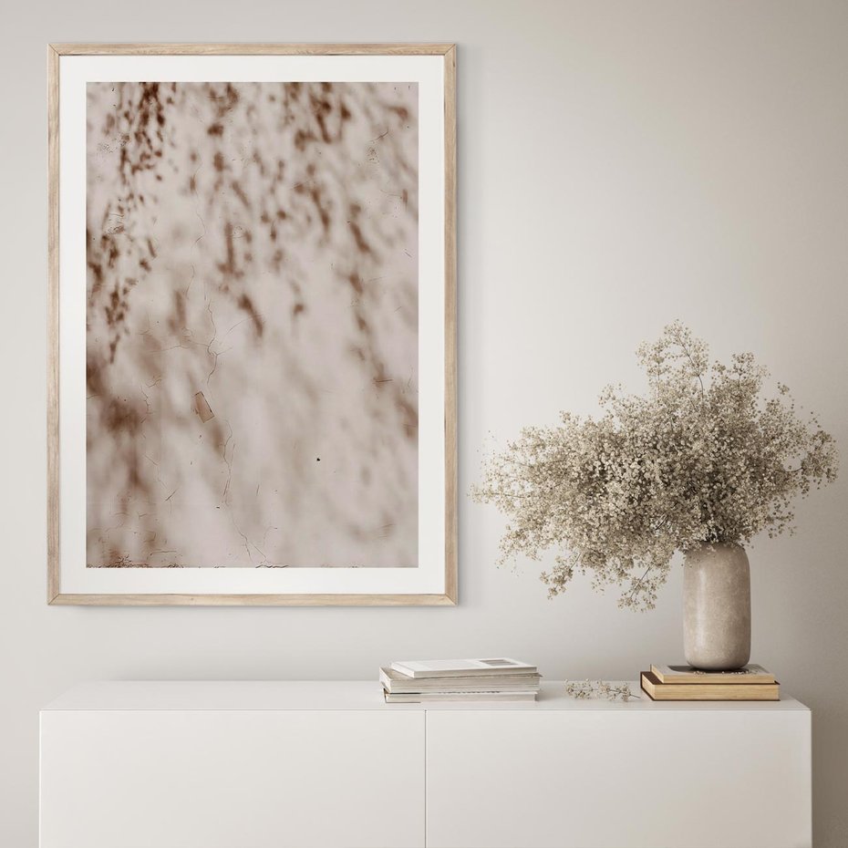 Plakat w ramie 40x50 - Cień Gałęzi - beżowa ściana, cień gałęzi - rama drewno