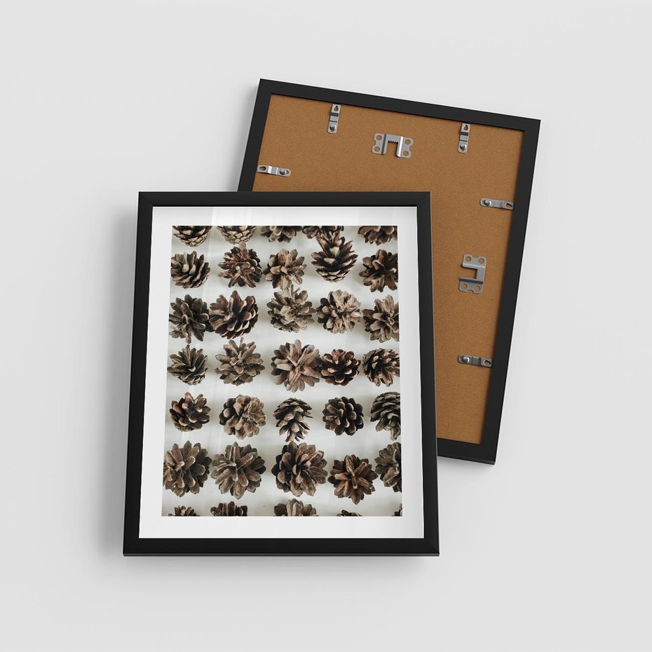 Plakat w ramie 40x50 - Jesienna Tekstura - kompozycja z suchych szyszek, jesienne szyszki - rama czarna