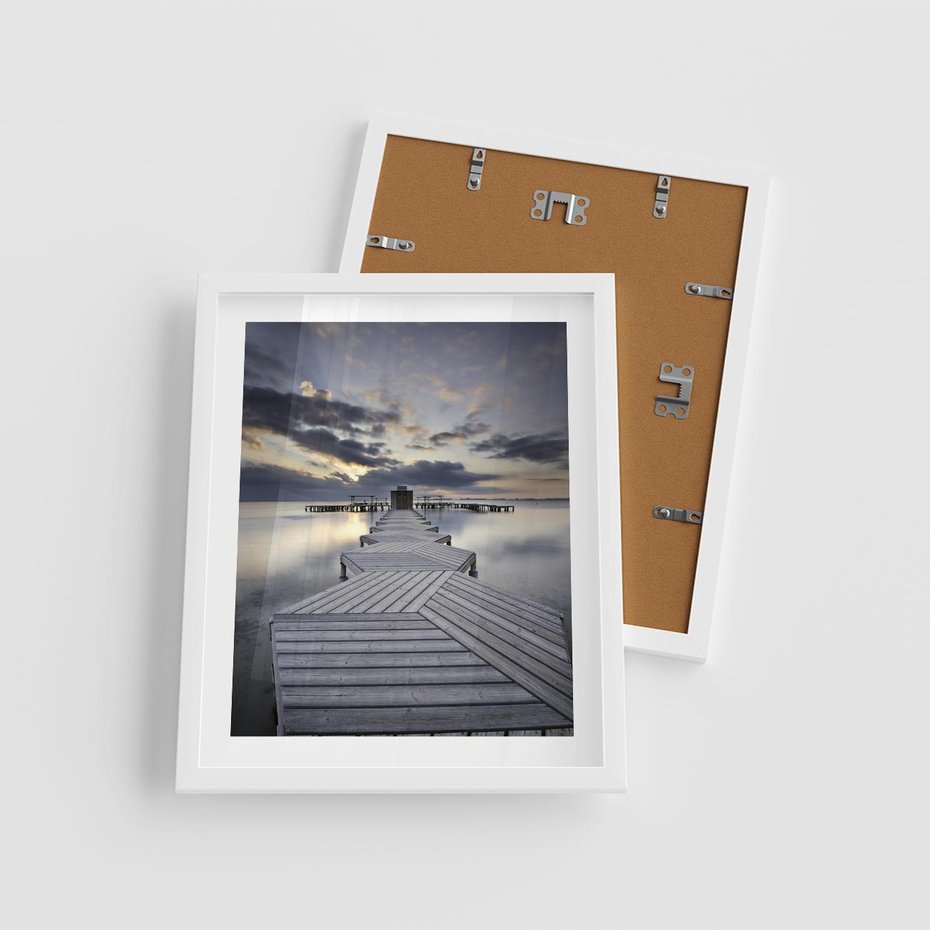 Plakat w ramie 40x50 - Spokój nad Jeziorem - pomost, jezioro - rama biała
