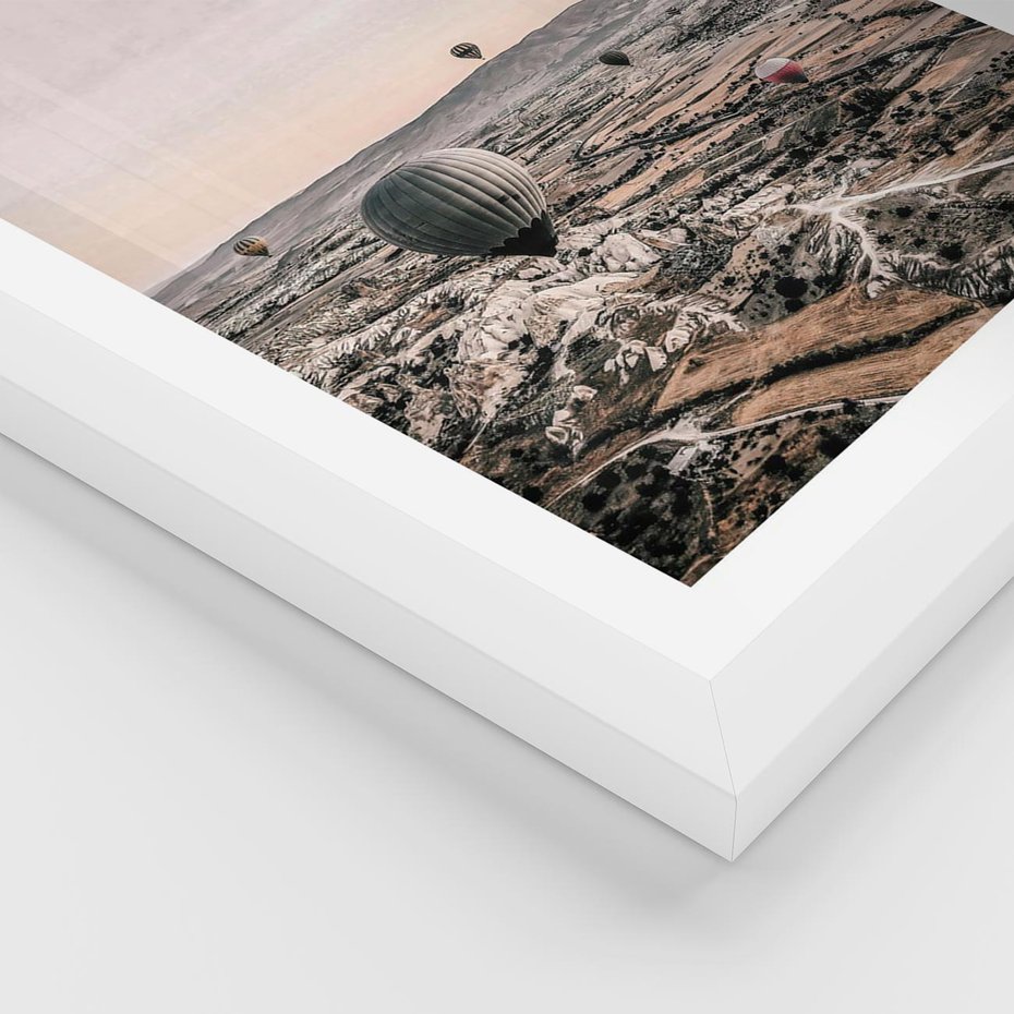 Plakat w ramie 50x70 - Wolność w Powietrzu - balony latające nas pustynnym krajbrazem, balony do latania - rama biała