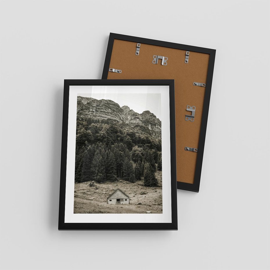 Plakat w ramie 30x40 - Dom w Odcieniach Natury - domek w górach, góry - rama czarna