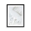 Plakat w ramie 30x40 - Sztuka i Komfort - pościel, biała kołdra poduszka - rama czarna