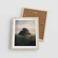 Plakat w ramie 40x50 - Zamglona Prostota - artystyczna fotografia, samotne drzewo na zamglonej łące - rama drewno