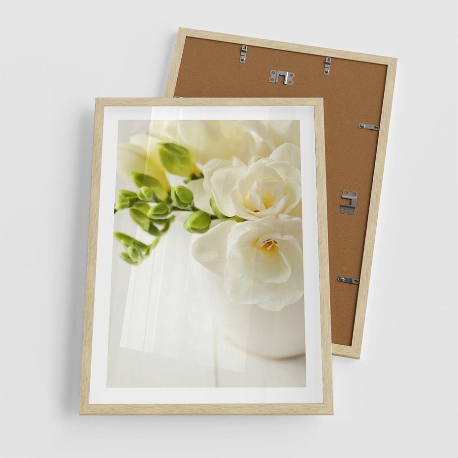Plakat w ramie 50x70 - Subtelność białych frezji - frezja, białe - rama drewno