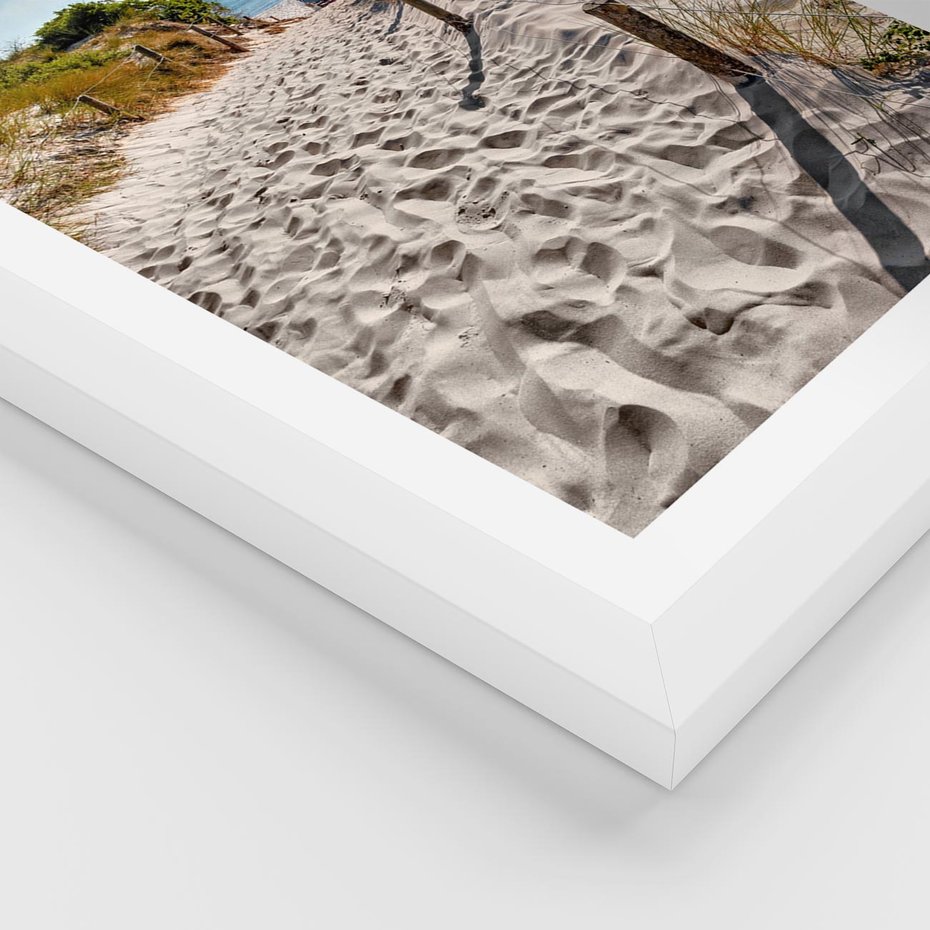 Plakat w ramie 50x70 - Mewy nad Morzem - plaża, mewy - rama biała