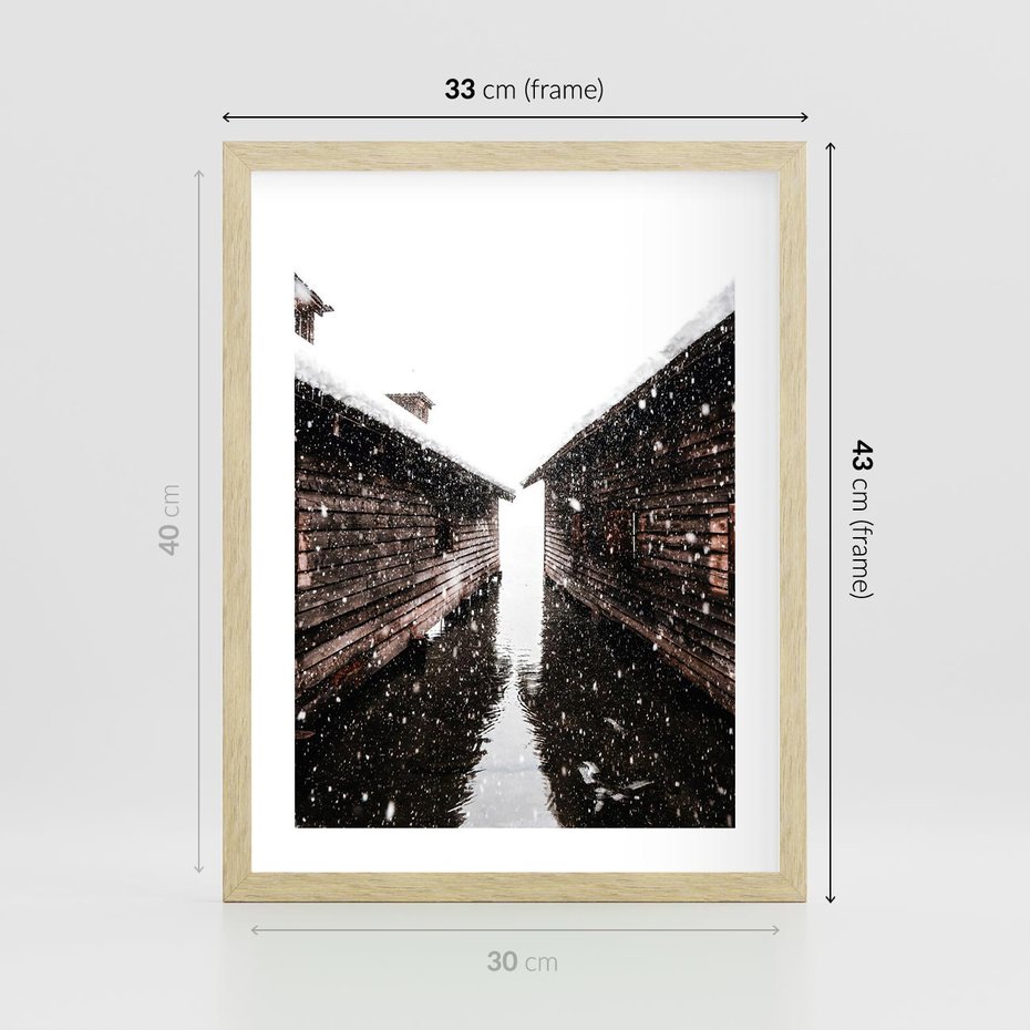 Plakat w ramie 30x40 - Spadający Śnieg - domek górski, w zimie - rama drewno