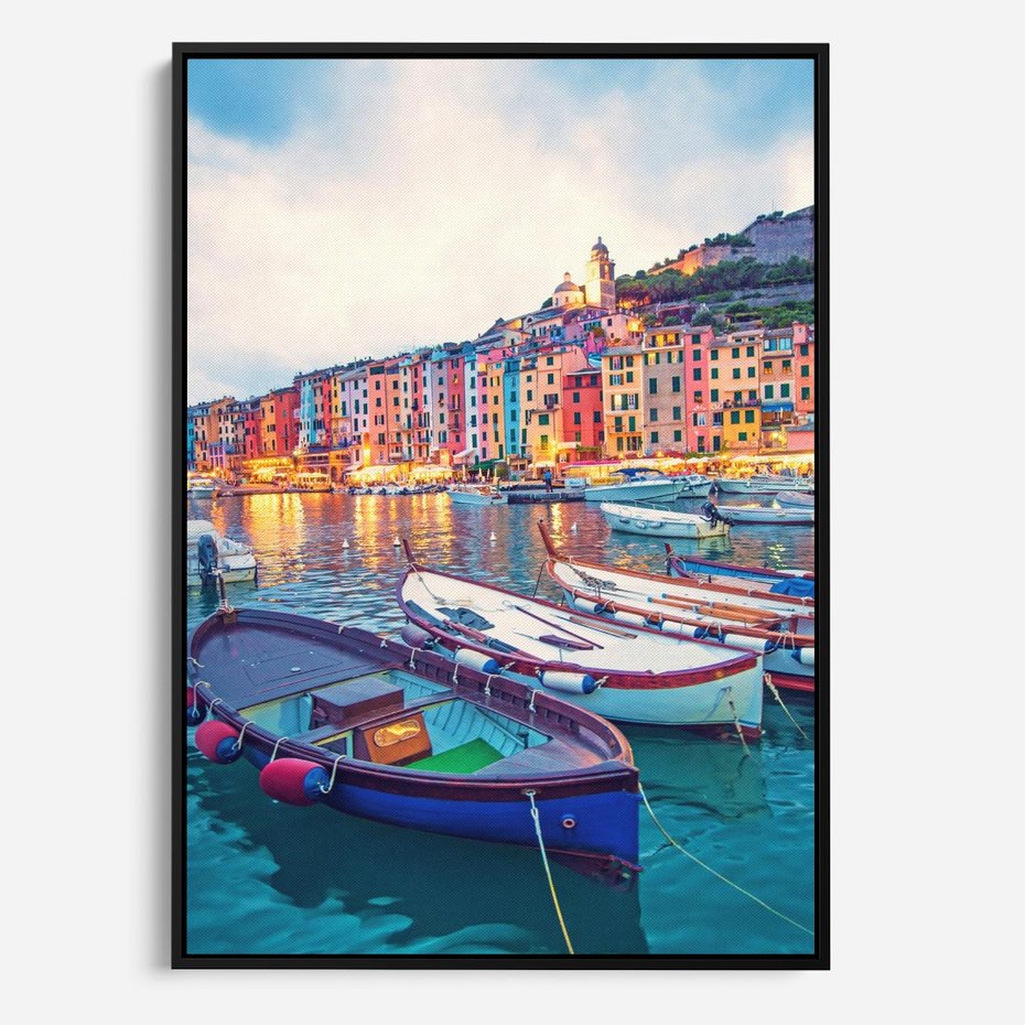 Obraz w ramie 50x70 - Tańczące kolory zachodu - nadmorskie kolorowe miast, kolorowe budynki na brzegu - rama czarna