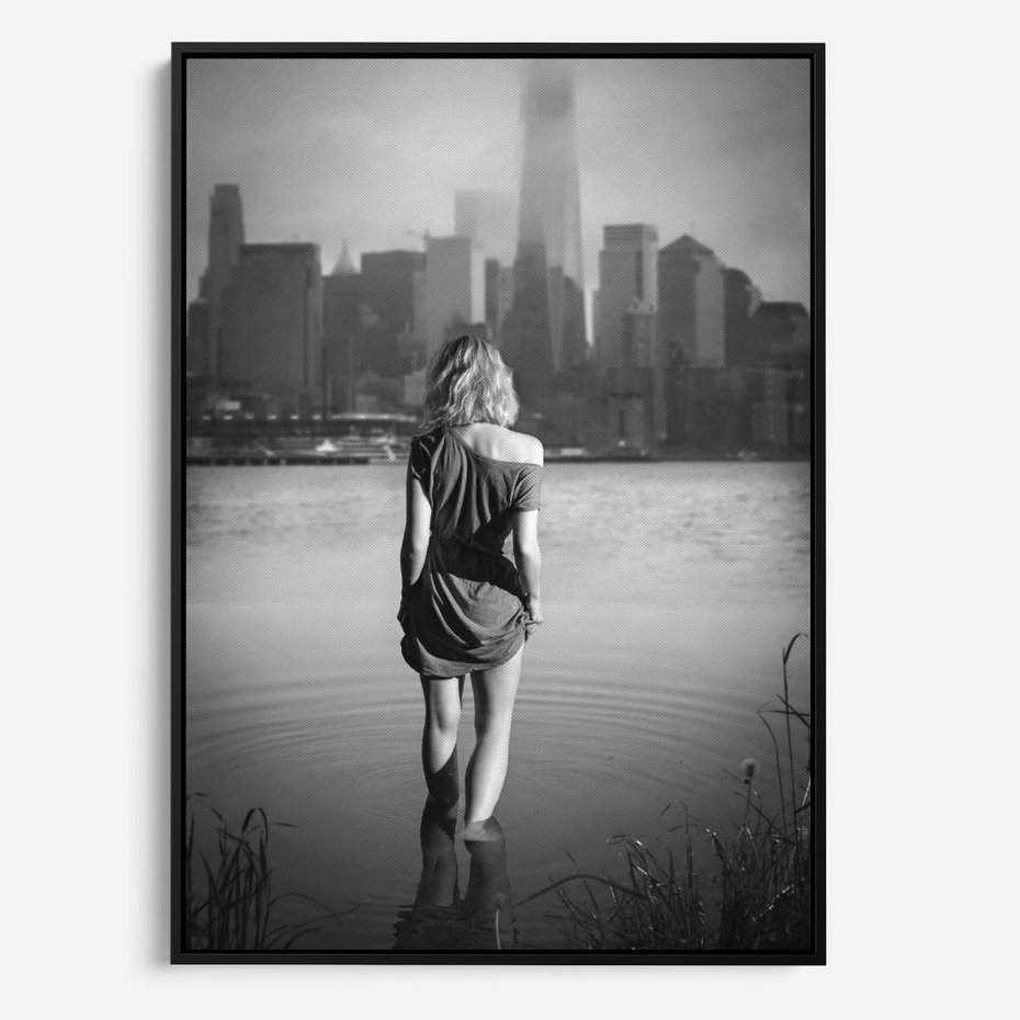 Obraz w ramie 50x70 - Kapiel w Mieście - czarno białe zdjęcie, kobieta wchodzi do wody - rama czarna