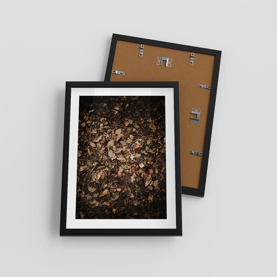 Plakat w ramie 30x40 - Brązowe Liście w Scenerii - suche liście jesień brąz - rama czarna