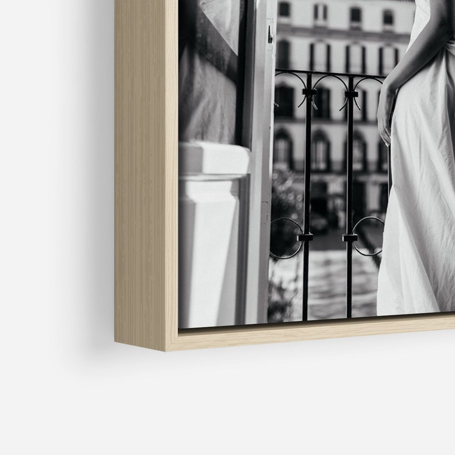 Obraz w ramie 50x70 - Poranki w Paryżu - czarno białe zdjęcie, kobieta w prześcieradle na balkonie - rama drewno