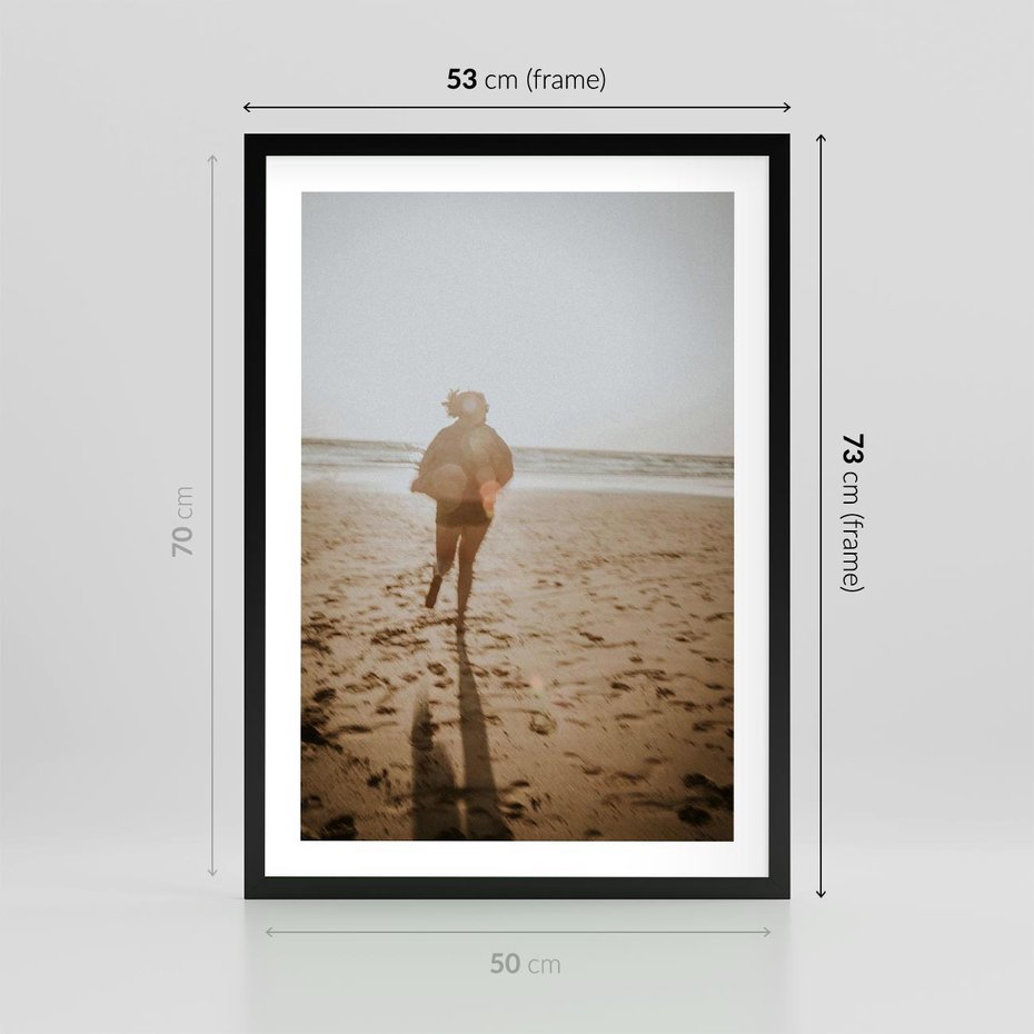 Plakat w ramie 50x70 - O Zachodzie Słońca - klimatyczna fotografia, postać biegnie po plaży - rama czarna