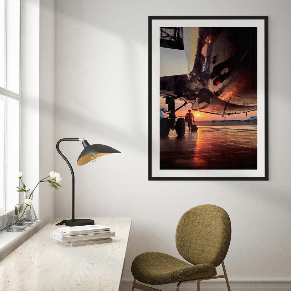 Plakat bez ramy 50x70 - Podróż ku Zachodzącemu Słońcu - samolot, scena na lotnisku