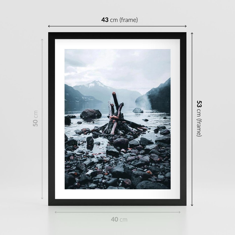 Plakat w ramie 40x50 - To ujęcie jeziora w górach z zgaszonym ogniskiem nad brzegiem, tworząc atmosferę spokoju i refleksji w otoczeniu przyrody. - jezioro w górach, zgaszone ognisko - rama czarna