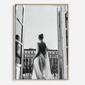 Obraz w ramie 80x120 - Poranki w Paryżu - czarno białe zdjęcie, kobieta w prześcieradle na balkonie - rama drewno