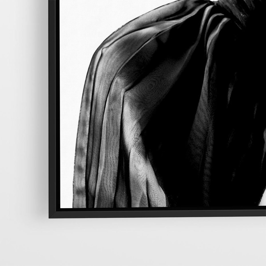 Obraz w ramie 70x50 - Czarna Elegancja - fotografia czarno biała, zbliżenie portret kobiety w czerni - rama czarna