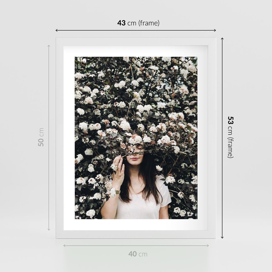 Plakat w ramie 40x50 - Kobieta w Krzewie Kwiatów - krzak z kwiatami, schowana za nim kobieta - rama biała