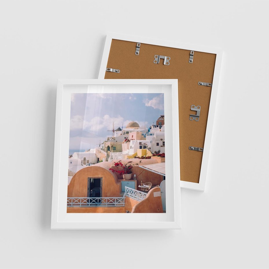 Plakat w ramie 40x50 - Błękit Morza i Białe Domki - Santorini, wyspa - rama biała