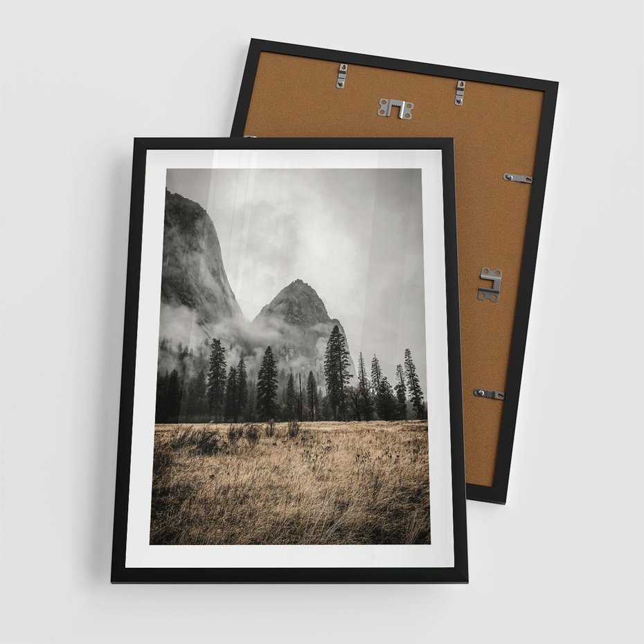 Plakat w ramie 50x70 - Mglisty Pejzaż Górski: Urok Niewidzialnośc - góry, krajobraz - rama czarna
