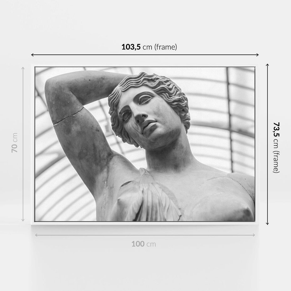 Obraz w ramie 100x70 - Zaklęta w Kamieniu - antyczna rzeźba kobiety na fotografii, czarno biała - rama biała