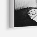 Obraz w ramie 70x100 - Po Schodach w Dół - czarno białą fotgrafia, zakręcone schody w starek kamienicy - rama biała