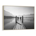 Obraz w ramie 100x70 - Spokojna Przystań - czarno biała fotografia, drewniany pomost na jeziorze - rama drewno