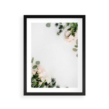 Plakat w ramie 30x40 - Kompozycja z Białych Róż i Eukaliptusa - kompozycja z białych kwiatów na białym tle, róże - rama czarna