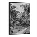 Obraz w ramie 70x100 - Mroczna Ścieżka Tropików - czarno biała fotografia, ścieżka pośród palm - rama czarna