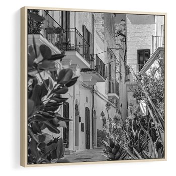 Obraz w ramie 80x80 - Nadmorska Uliczka - czarno białe zdjecie, uliczka w nadmorskim mieście - rama drewno