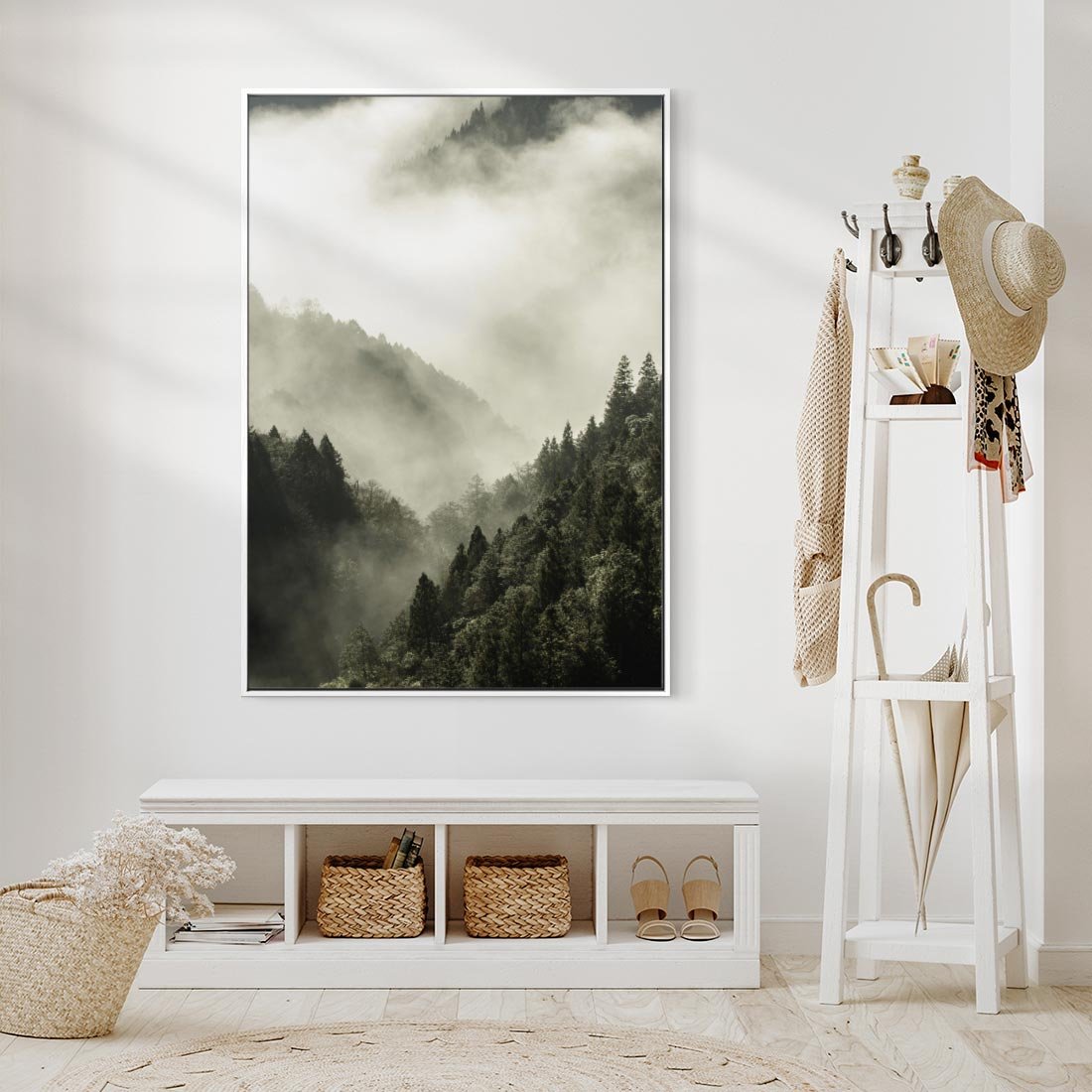 Obraz w ramie 80x120 - Mgliste góry w lesie - góry, las - rama biała