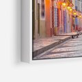 Obraz w ramie 50x50 - W stronę marzycielskich horyzontów - włoska uliczka, wieczór - rama biała