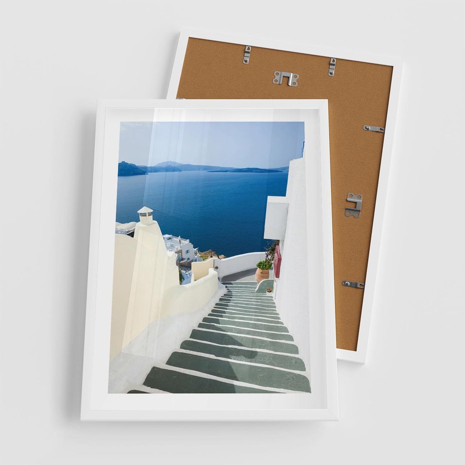 Plakat w ramie 50x70 - Malowniczy urok wyspy - Santorini, schodki - rama biała