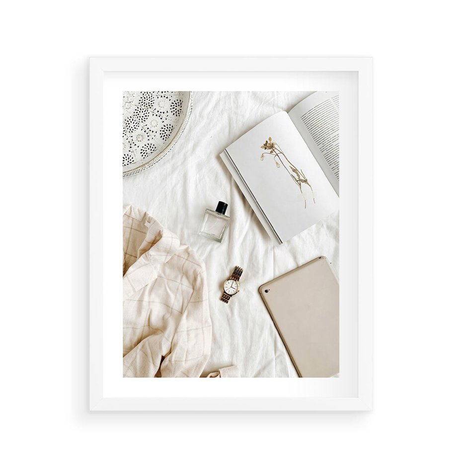 Plakat w ramie 40x50 - Perfumy, Książka i Moda - kobieca kompozycja, perfumy - rama biała