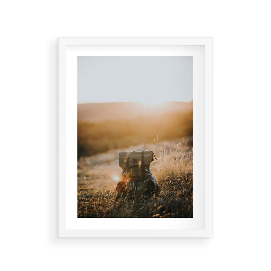 Plakat w ramie 30x40 - Podróżniczy bukiet na łące - plecak, podróż - rama biała
