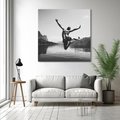 Obraz na płótnie 60x60 - Beztroska Chwila - czarno biała fotografia, mężczyzna wesoło wskakuje do keziora w górach